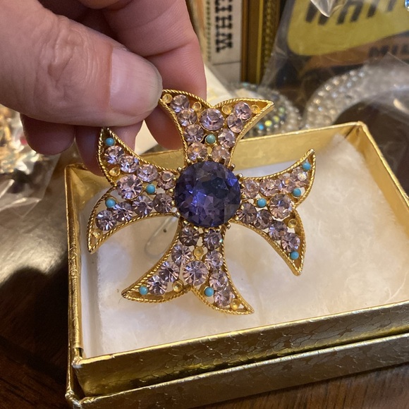 BSK SIGNED MalteseCross, Large round Periwinkle round shiningcenter stone broach - Picture 7 of 11